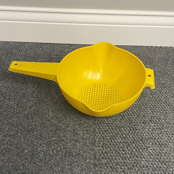 Tupperware Vintage Large colander handle big plastic retro - Picture 1 of 4